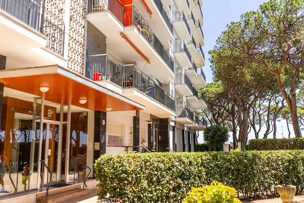 Seahomes Vacations - Seafront Apt In Blanes With Pkg